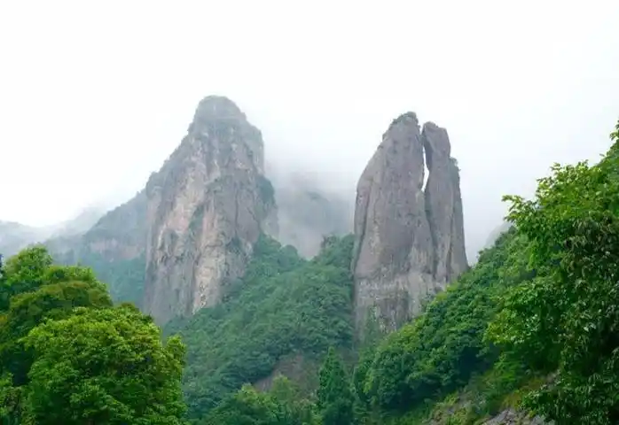 雁荡山风景区主要指温州乐清市境内的北雁荡山,景点众多,被分为十大