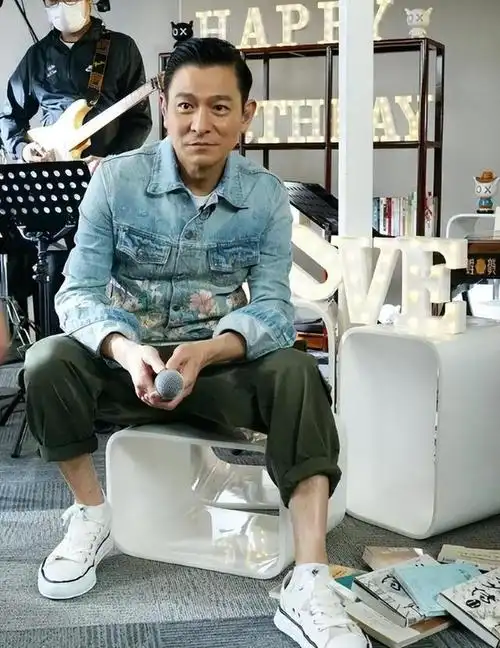 刘德华近照满头白发啤酒肚明显网友泪目该退休了