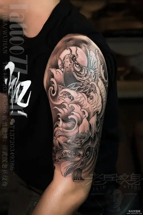 上臂黑灰传统鲤鱼纹身作品