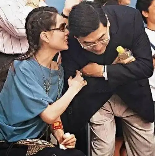 从第一美女到被渣男甩从爆红到抑郁50岁李若彤最新旗袍照惊艳全网活成