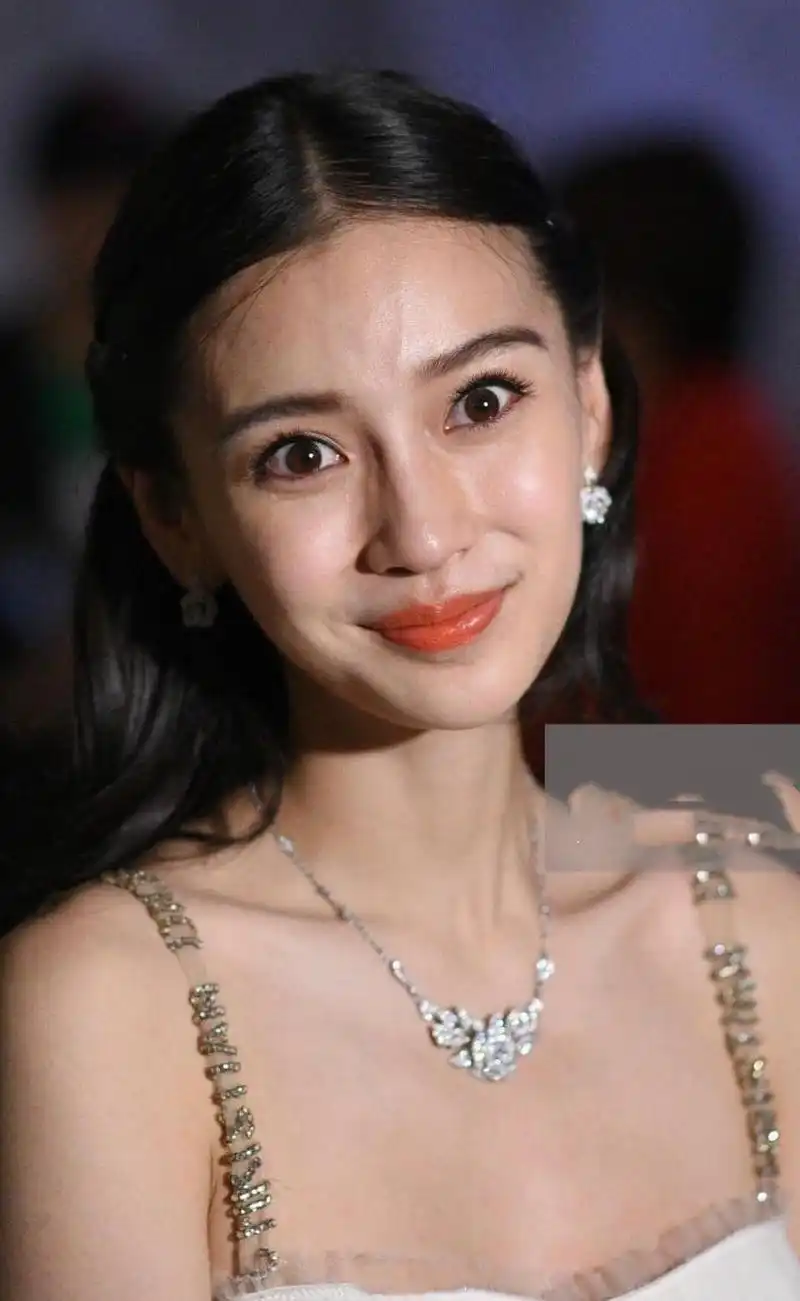 明星无ps照片,杨幂和李冰冰细纹明显,杨颖表情僵硬,而她却没差