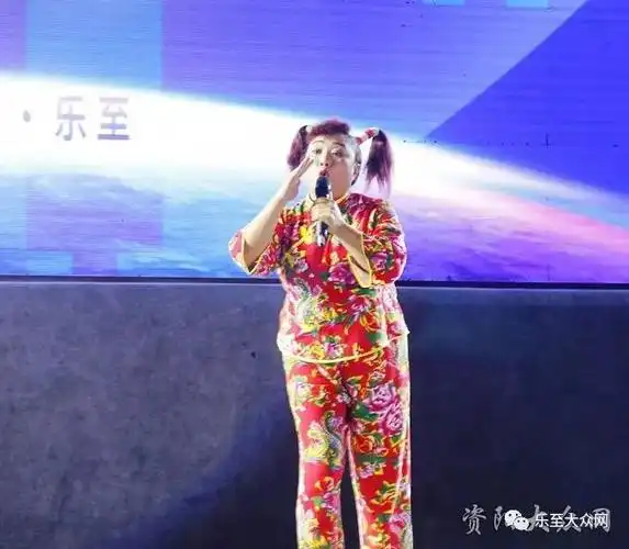 巴蜀笑星钟盅专程担任活动的主持人,另外的美女主持也是乐至人哦.