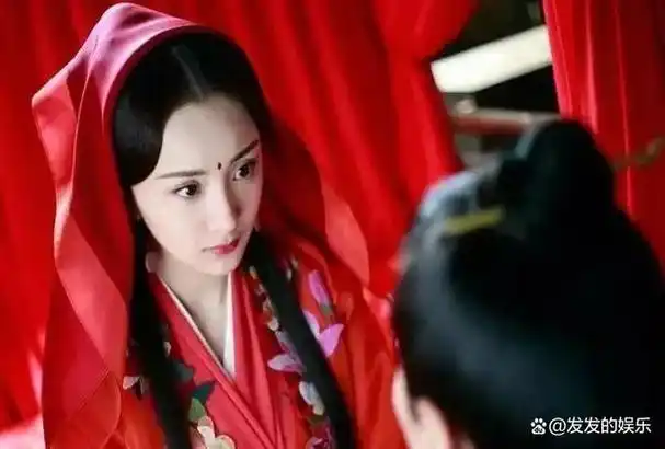 她以一连串挑高的白眼姿态展现了北斋的独特风采,然而与其他演员相比