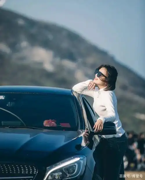 美女自驾游,一路向着北方行去,休息时坐在车头拍了一组美照!