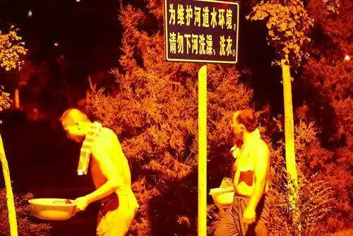北京南二环凉水河夜晚变公共浴池