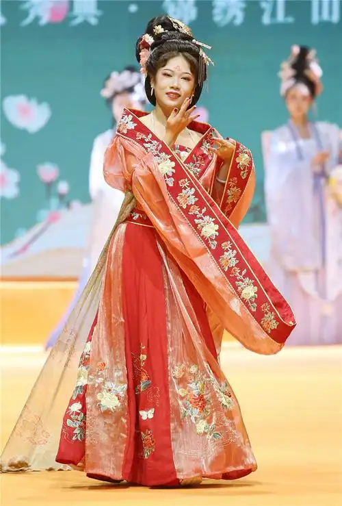 "国风秀典·锦绣江山" 汉服秀花开重庆国际时尚周