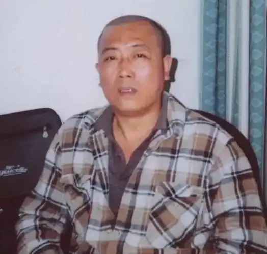 张笑影(羊莅新饰)身穿一袭白衣,如同桃花一般娇艳动人,被誉为"第一