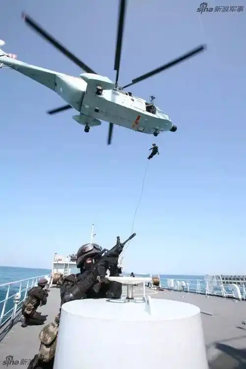 中国版海豹突击队海军特种兵用水下步枪射击