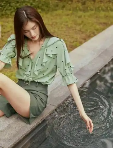 18年前,何穗靠着给李咏砸金蛋为生,如今摇身一变成了国际超模