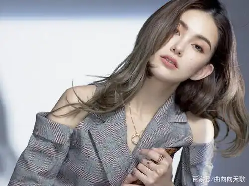 昆凌活动近照,穿深v裙不遮挡,下一秒动作网友直呼看不见