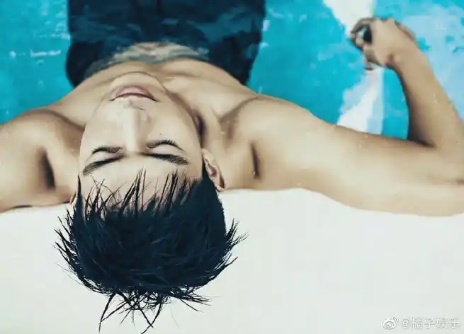 李现腹肌对镜自拍##李现晒腹肌照##李现晒腹肌自拍