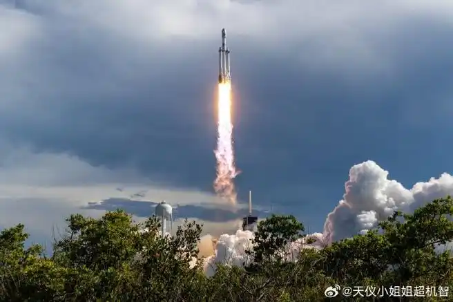 今天5时25分,spacex在肯尼迪航天中心39a工位用一枚重型猎鹰运载火箭