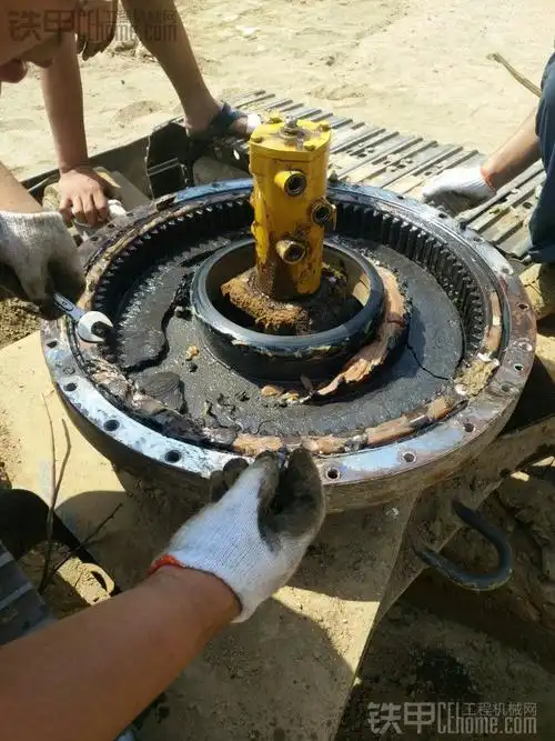 临工挖机换回转支撑(大盘) 有图,有文,有过程!