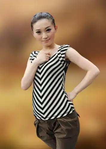 卫视共同打造的《本山快乐营》当中,成功的饰演了"二丫"这一角色