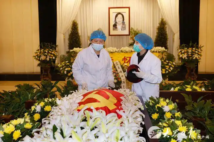 白晓卉的亲属,同事,生前好友等及社会各界人士前往送别.