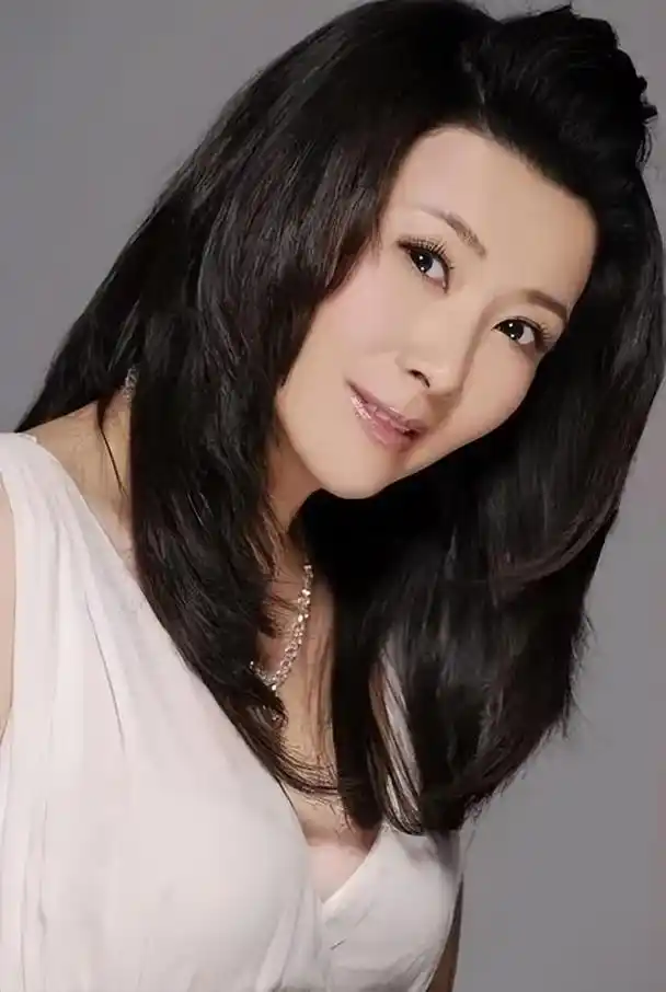 著名演员王静:低调演戏35年,一人撑起母亲晚年,59岁婚姻成谜