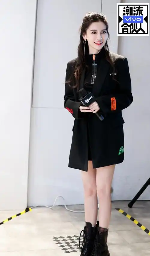 angelababy被磨皮过度 腿还一粗一细 粉丝大骂工作室