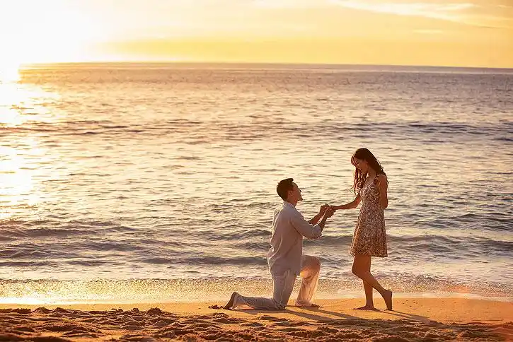 年轻情侣的求婚时刻