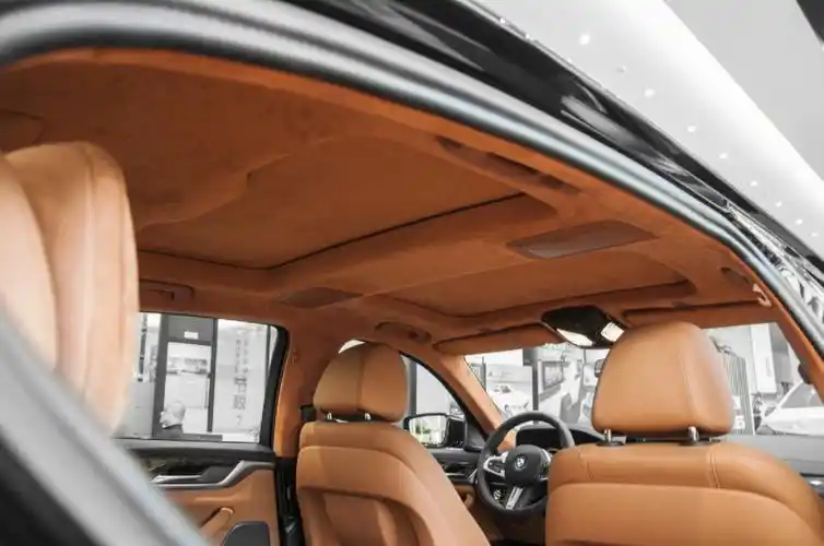 宝马5系干邑色内饰搭配同色麂皮车顶
