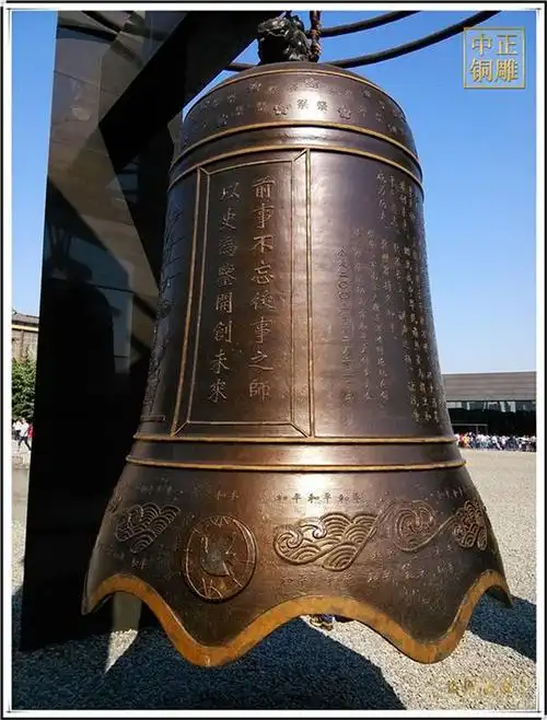 古老的铜钟作为一种乐器,给人们带来了优美的音乐.