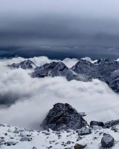 五月的达古冰川又下雪了!新鲜出炉的雪景!