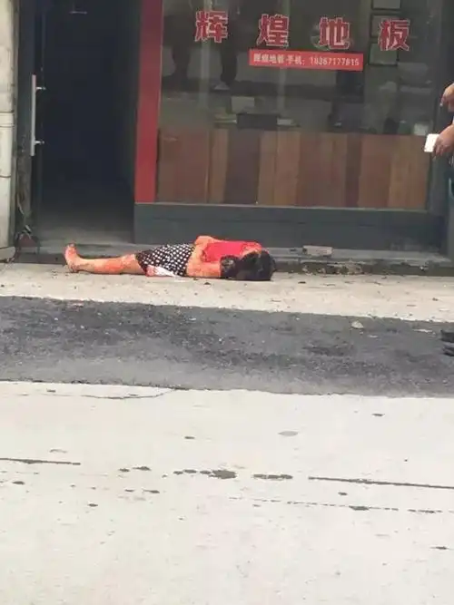 突发!瓜沥商贸桥晨新旅馆门口一名女子被砍数刀,满身是血