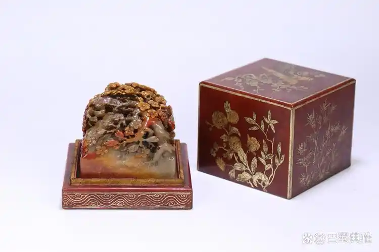 老藏家旧藏 寿山石梅花纹大印,尺寸9.8*9.8*9.7厘米,重1772克