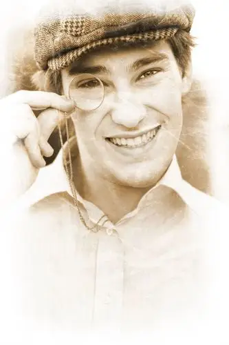 老时尚绅士拿着金单片眼镜