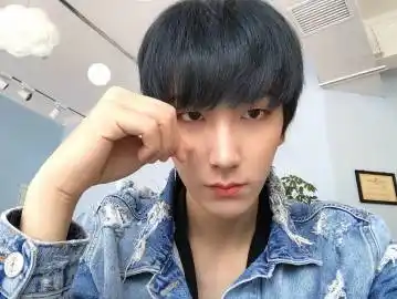 a 微关系 她的关注(268) 圈少说 歌手李健 王嘉尔 许子豪vincent