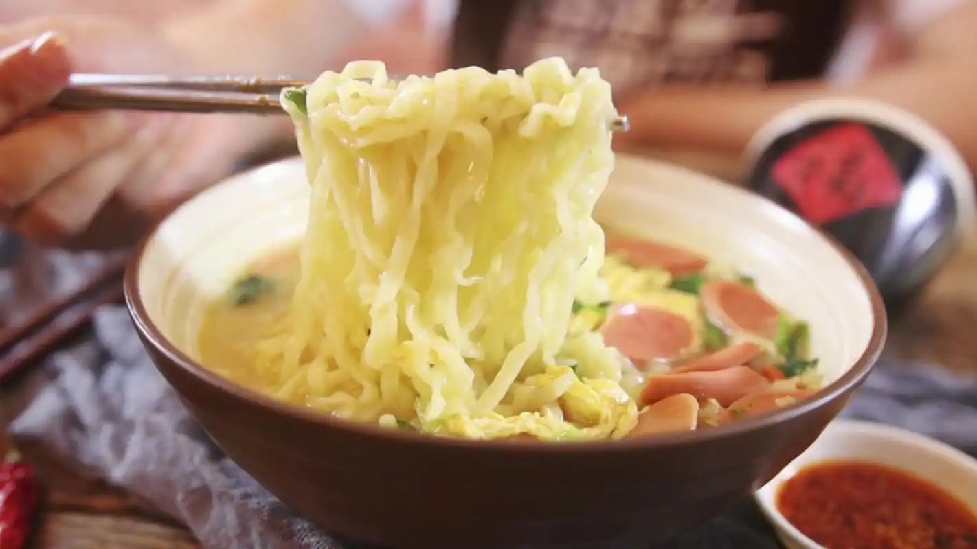 煮了20年方便面,这种花式煮法第一次见,今晚看球的夜宵就是它!