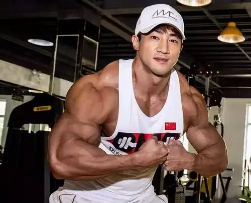 中国健美第一人鹿晨辉肌肉维度真劲爆人称中国第一巨兽
