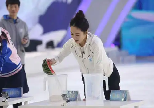 左小青《跨界冰雪王》轻松一字马 柔韧度惊人