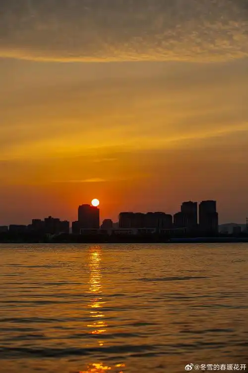 成画##我在人间贩卖黄昏##晚霞##落日晚霞有多美##治愈系风景##长江