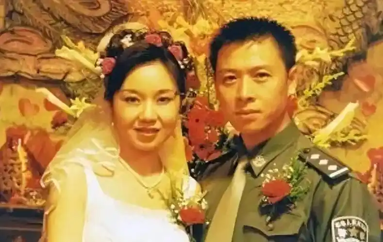 1996年,闫妮和邹伟结婚了.