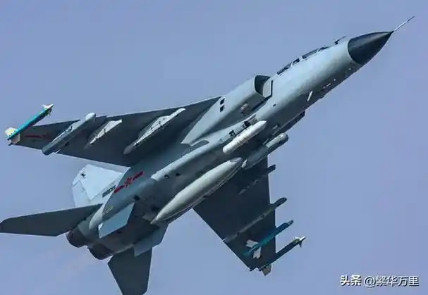 歼16战机最大挂载能力,超过了12吨,仅次于美国的f15ex战机.