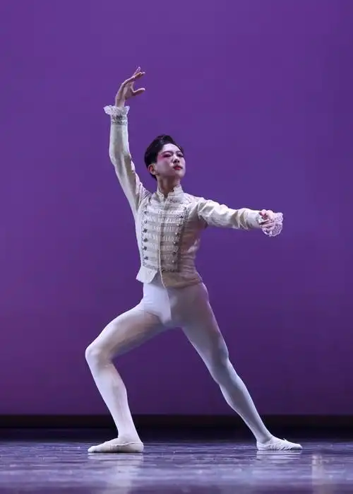 一个天天都在社死的专业男子芭蕾舞紧身衣比较明显慎入