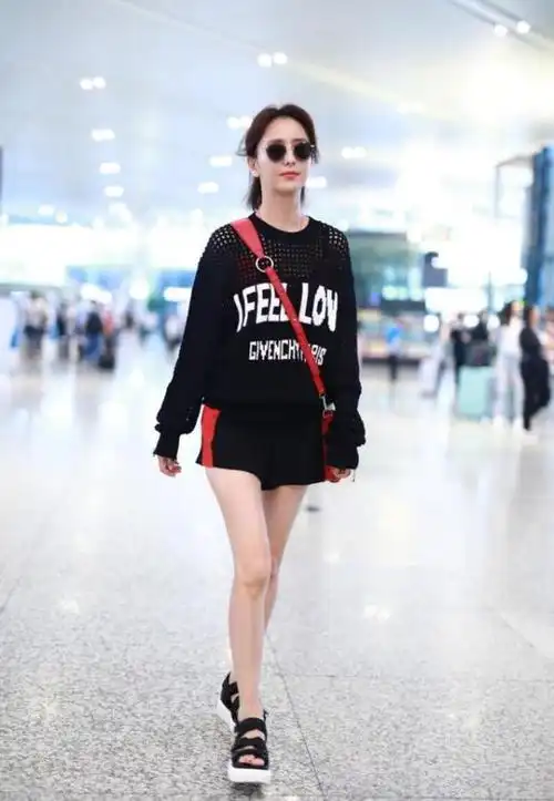 佟丽娅也太可爱了,穿短裤扎半丸子头,活泼俏皮不像结了婚的人