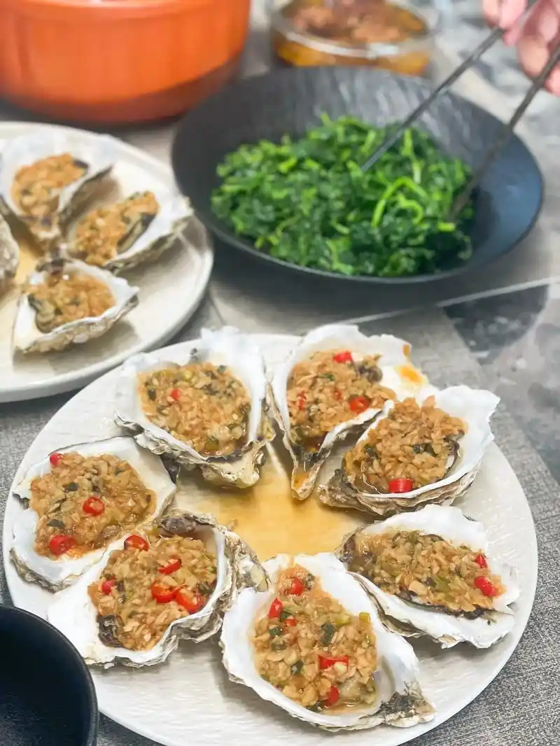 蒜蓉蒸生蚝这样做 一口气炫八个.步骤:一:调蒜蓉酱 - 抖音