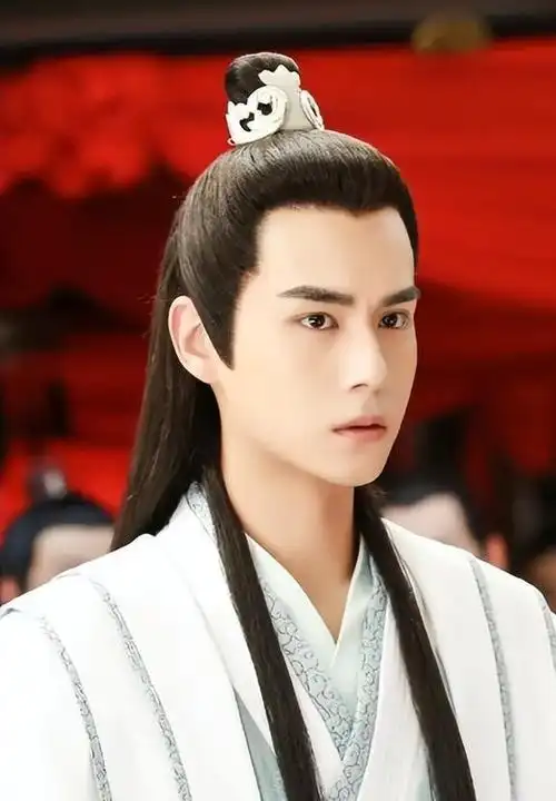 在《惜花芷》中,胡一天头戴黑色假发,浓妆艳抹,加之发型雷人,服饰搭配