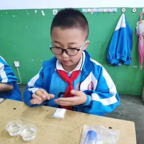 城内小学三年级科学实验2班～彩虹色水