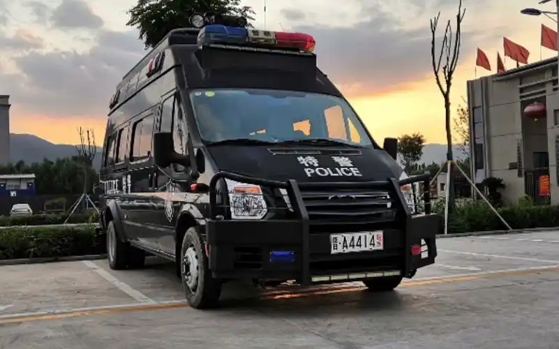 *应急灯光演示*多角度拍摄 福特全顺 特警运员车 于人流拥挤路段执勤