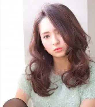 胖圆脸女生适合的显瘦烫发发型图片