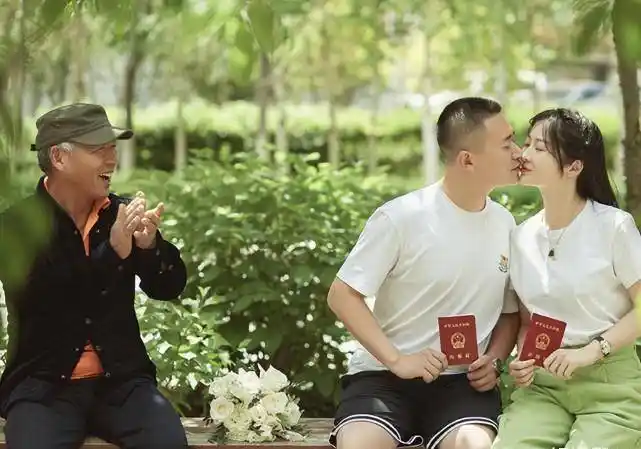 黑魔仙官宣结婚,民政局前拍照超新颖,当街亲吻把一旁大爷甜到了_周娇