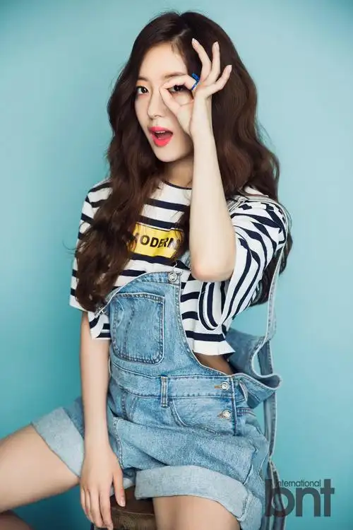 韩国演员李世英携手bntnews拍摄了一组时尚写真.