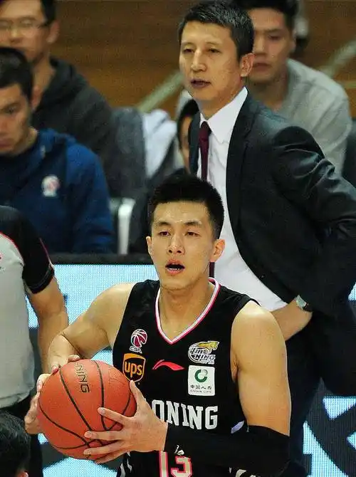 郭艾伦时尚出席巴黎世家活动,写真展现独特魅力