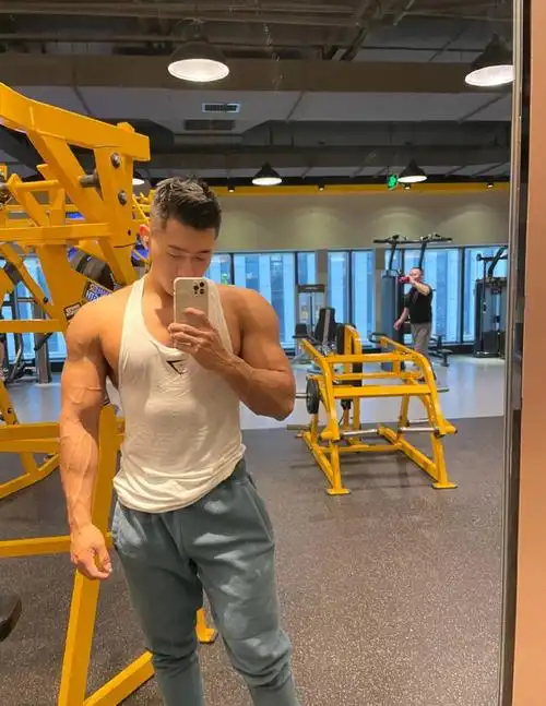 1997年的健身私教训练锻造出大块头这才是真正男子汉