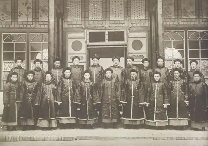 高清老照片:清朝末年的官员照片,服饰都很华丽