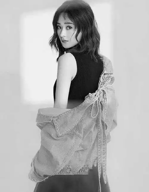 赵丽颖复出后的第一组杂志曝光身穿黑色纱质小短裙的她性感极了