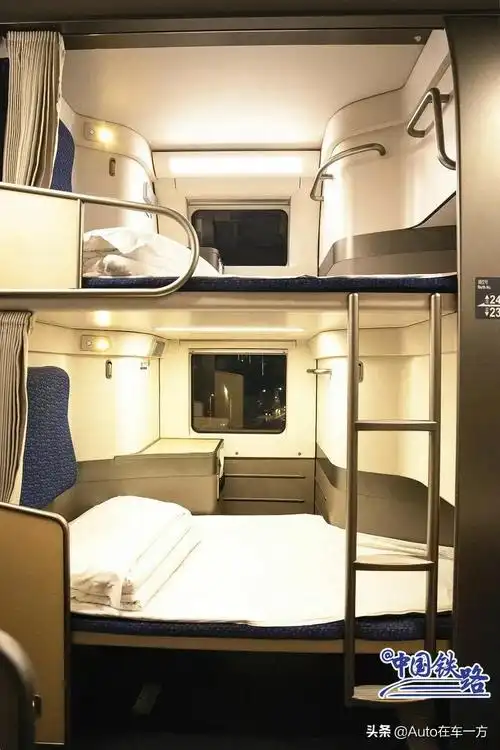 随着春运大幕正式拉开 这趟被网友称为"移动宾馆"的 纵向卧铺动车组