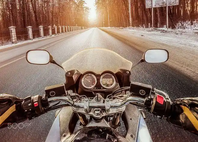 骑自行车的第一人称视角安德烈armyagov上500像素冬季湿滑路面